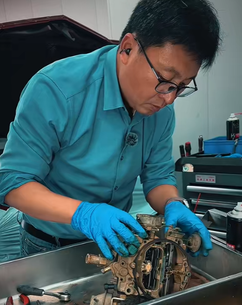 何师傅手工拆解清洗Rochester四腔化油器