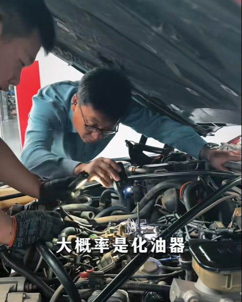 何师傅检查凯迪拉克海姆发动机舱