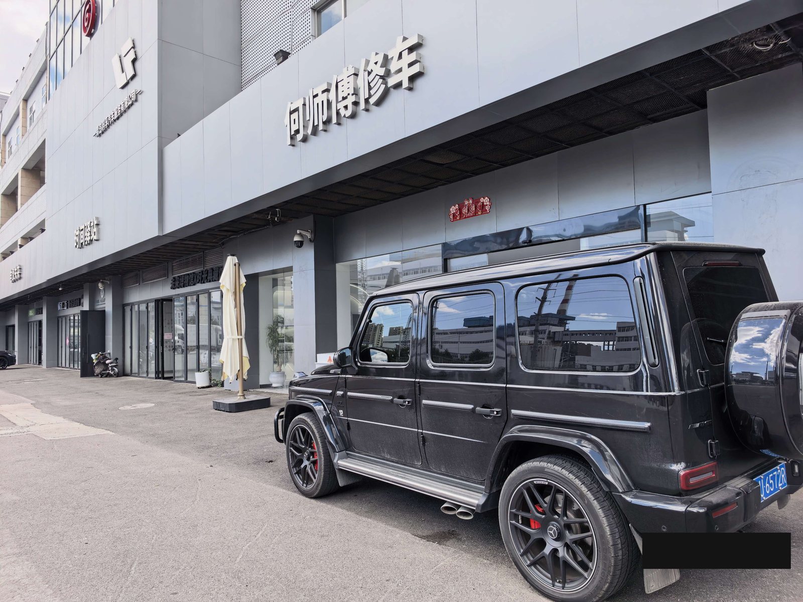 补漆完成后奔驰G级在门店外整体效果