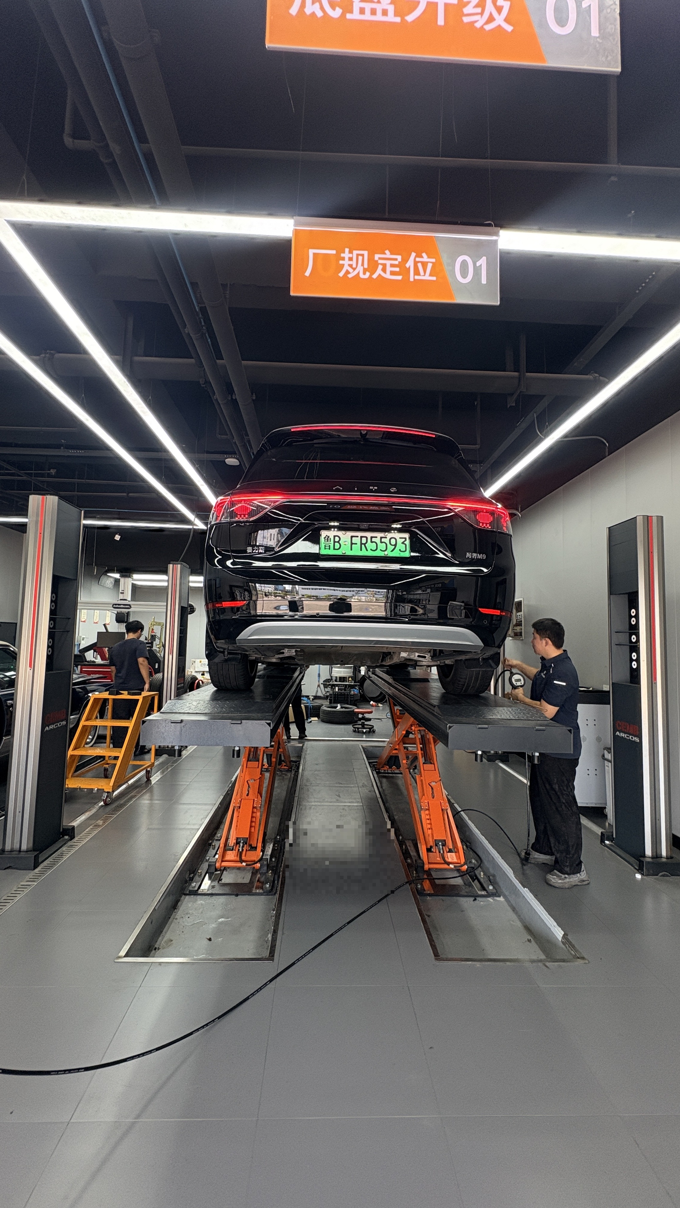 问界M9在Cemb厂规级四轮定位仪上检测