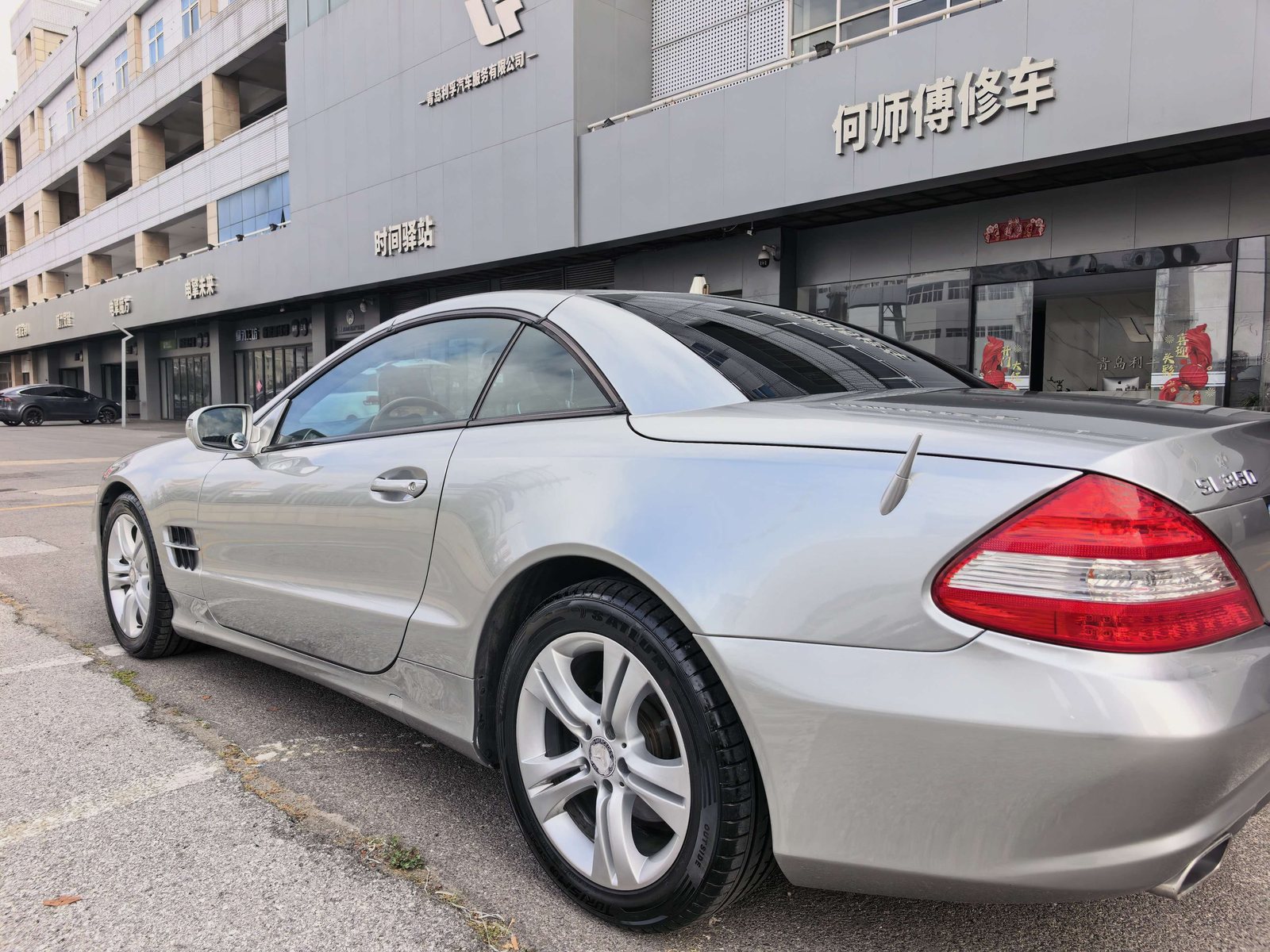 奔驰SL350车辆外观（车牌已合规遮挡）