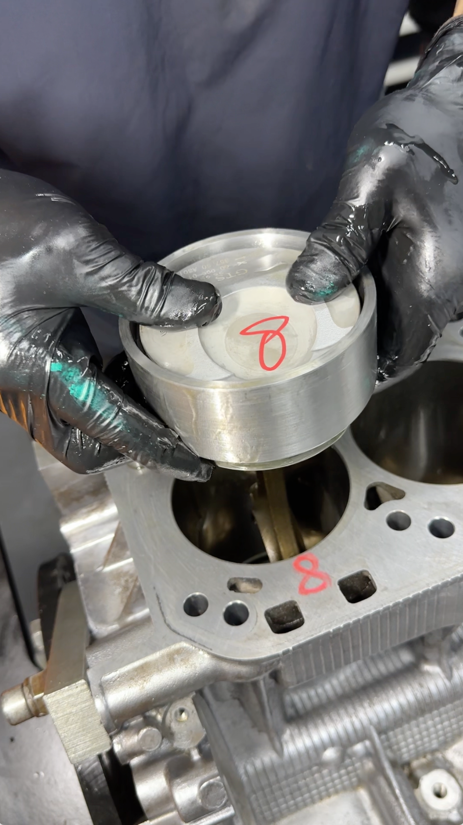 新活塞装入镗磨后的缸孔