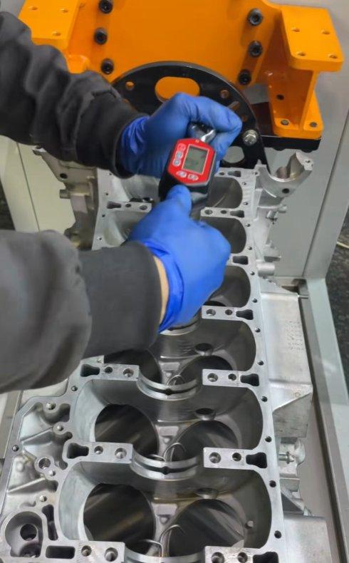 数显卡尺测量镗后缸径