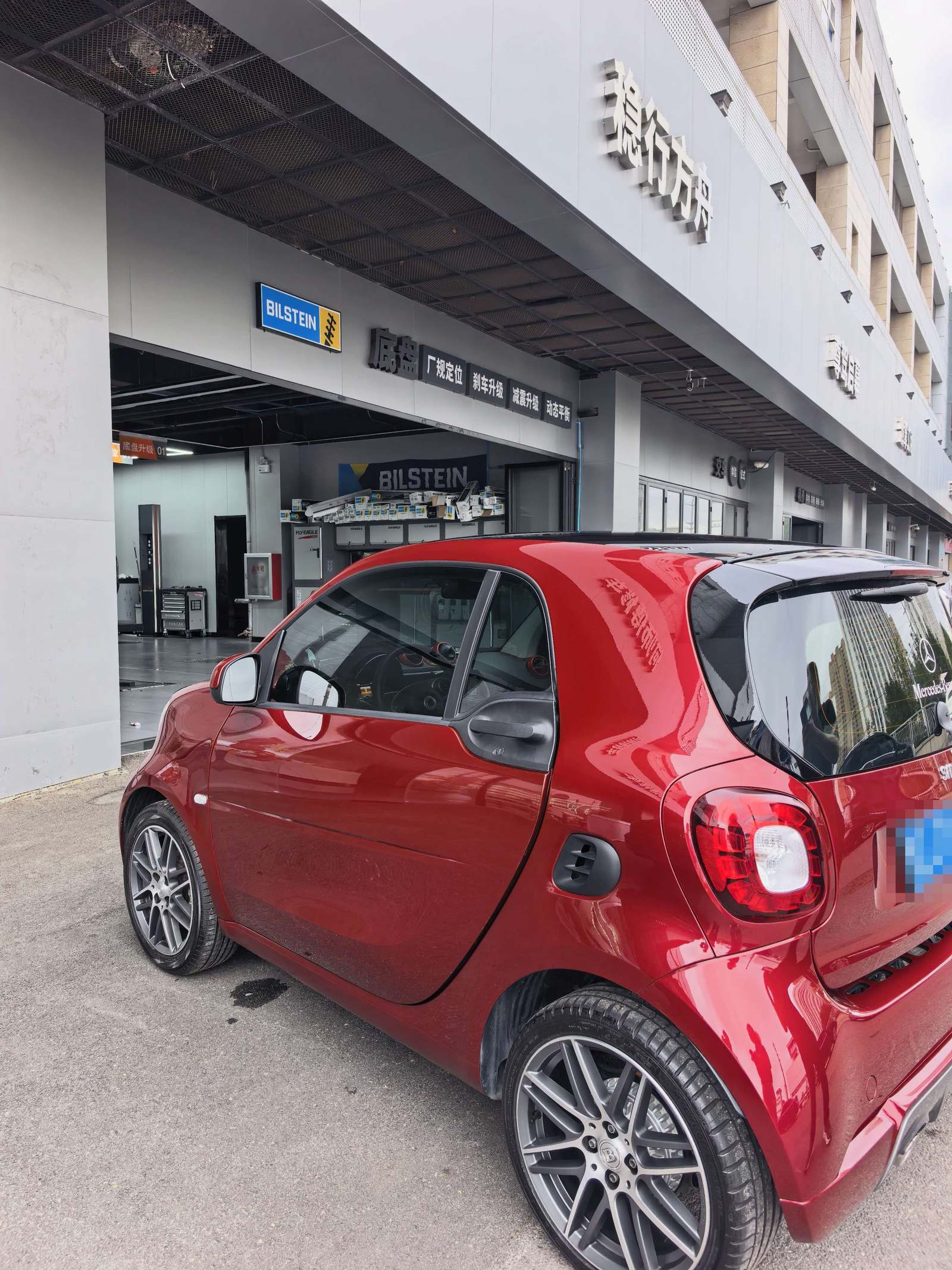 完工的奔驰smart车尾近景