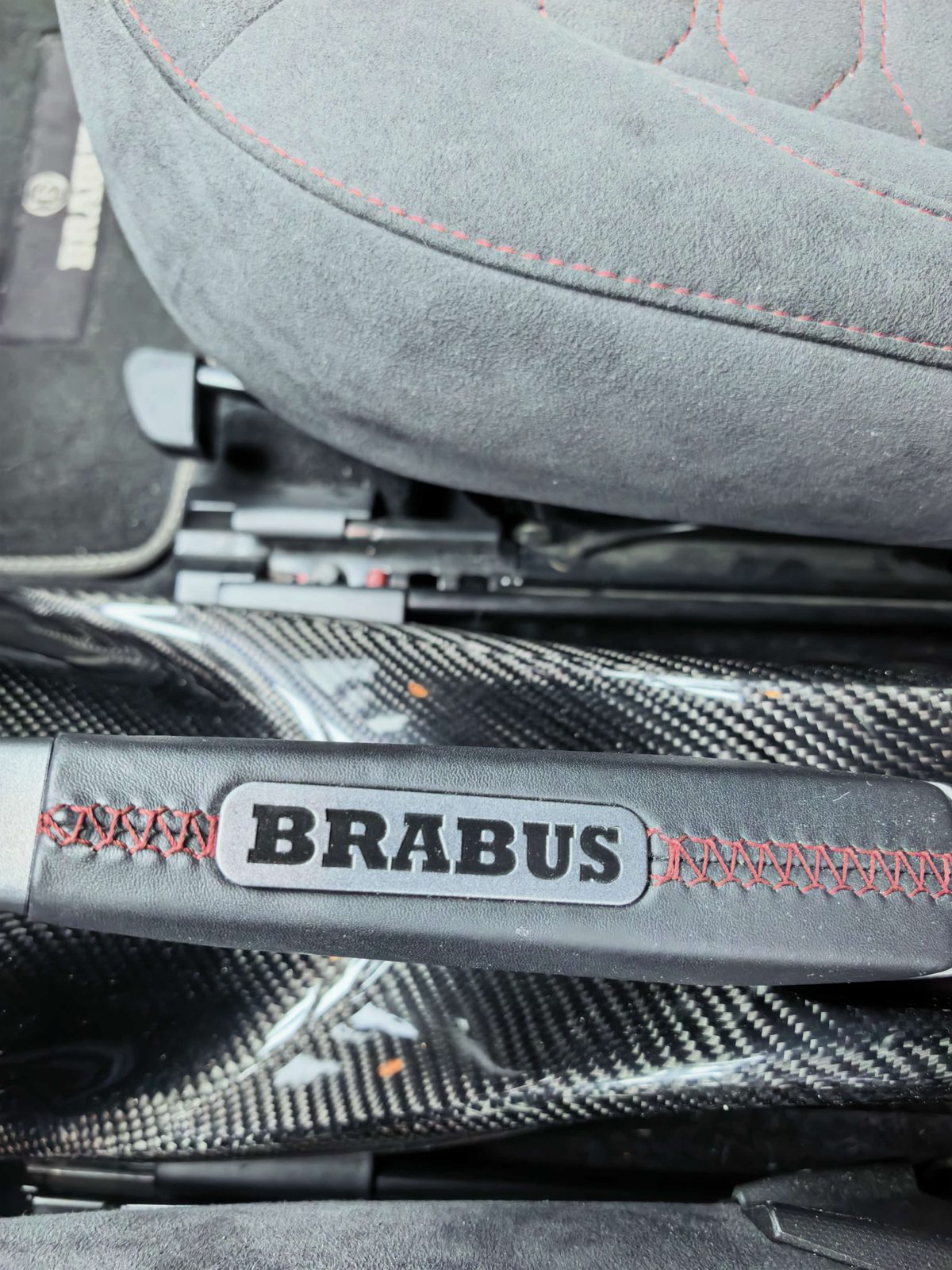 BRABUS标识与碳纤维饰板