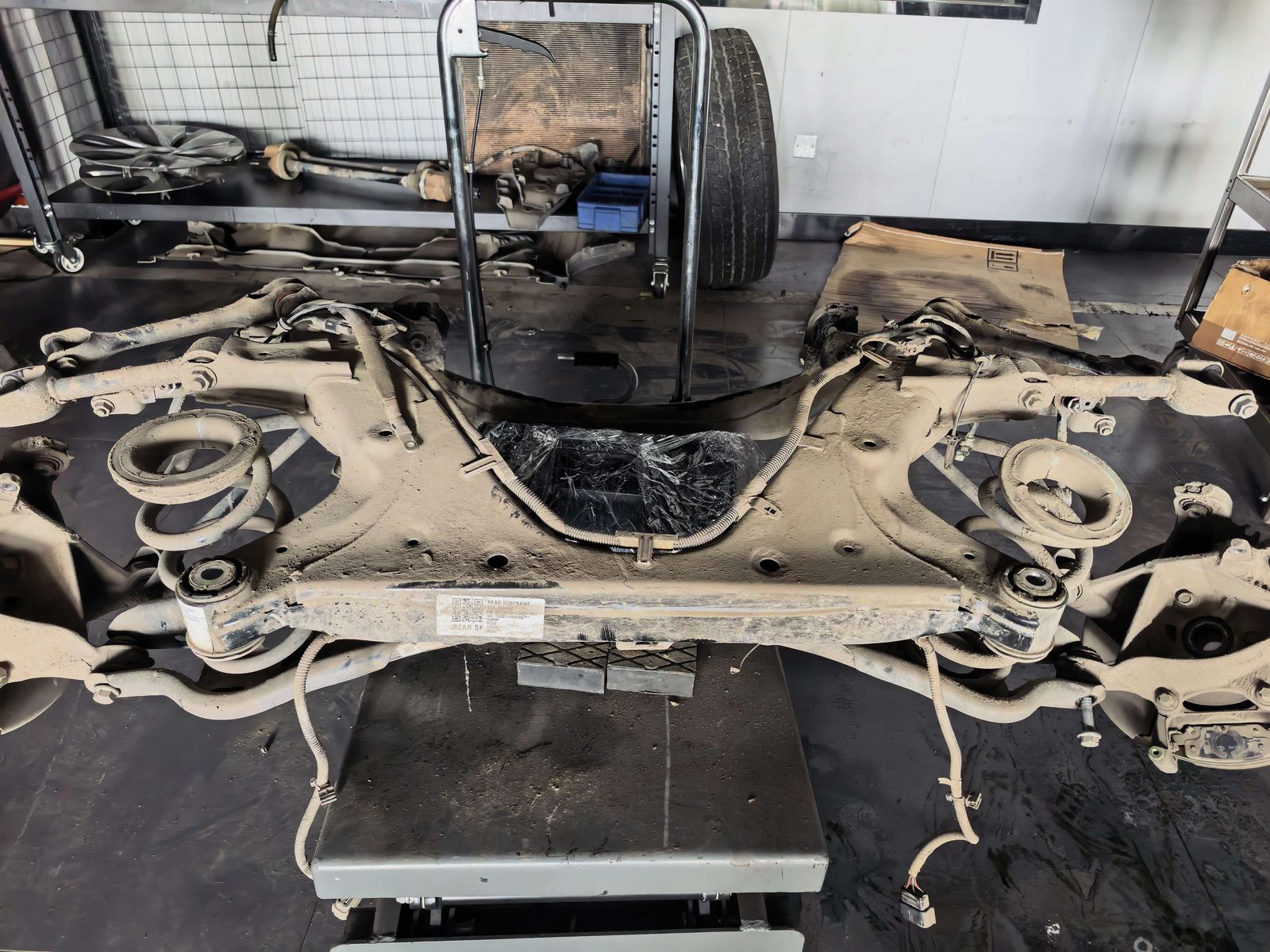 特斯拉Model 3前副车架水渍泥沙