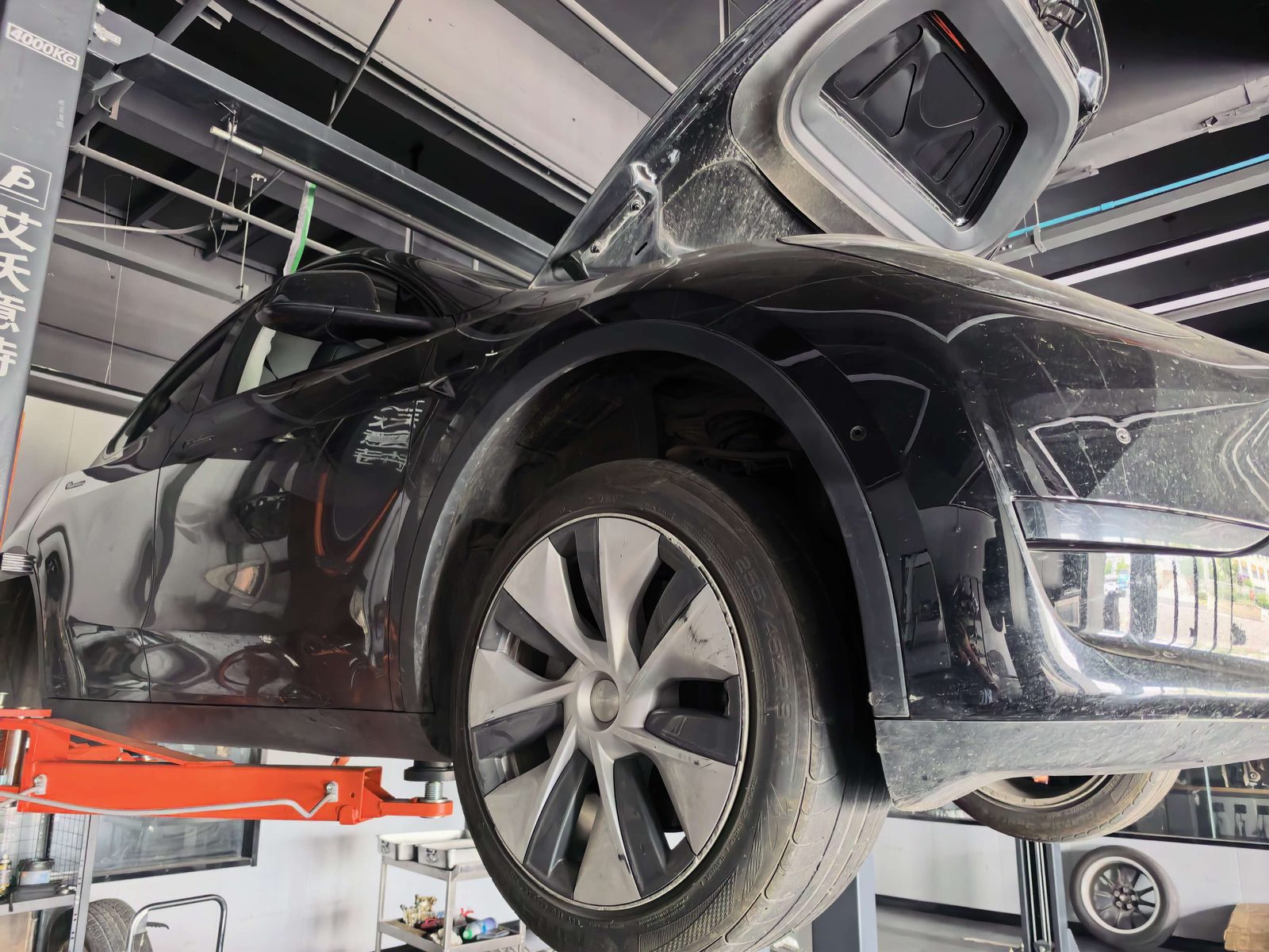 特斯拉Model 3举升整机图